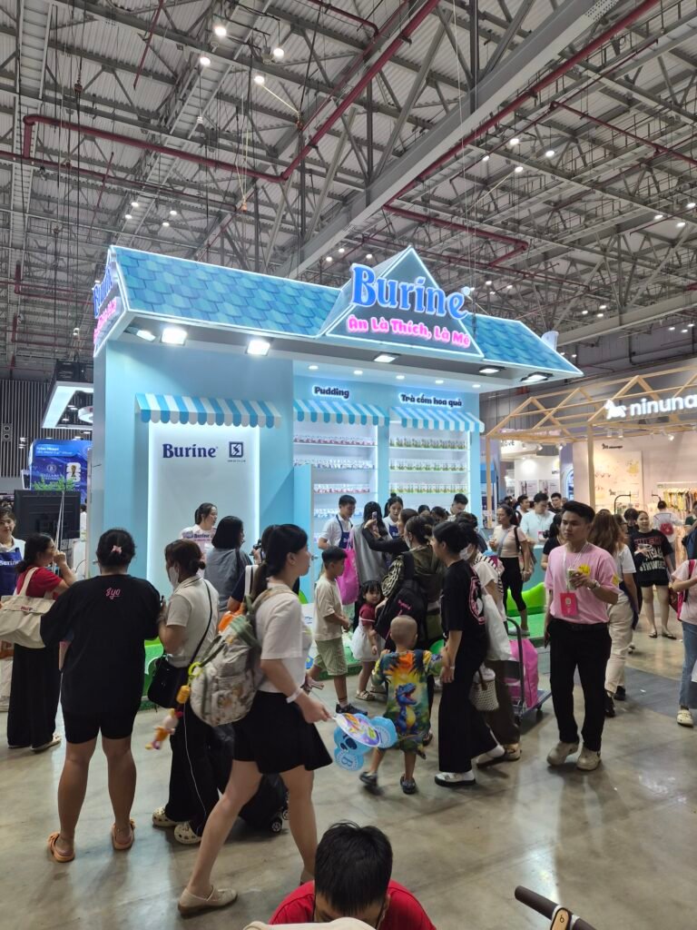 Gian hàng đồ sơ sinh tại hội chợ Vietbaby TP.HCM