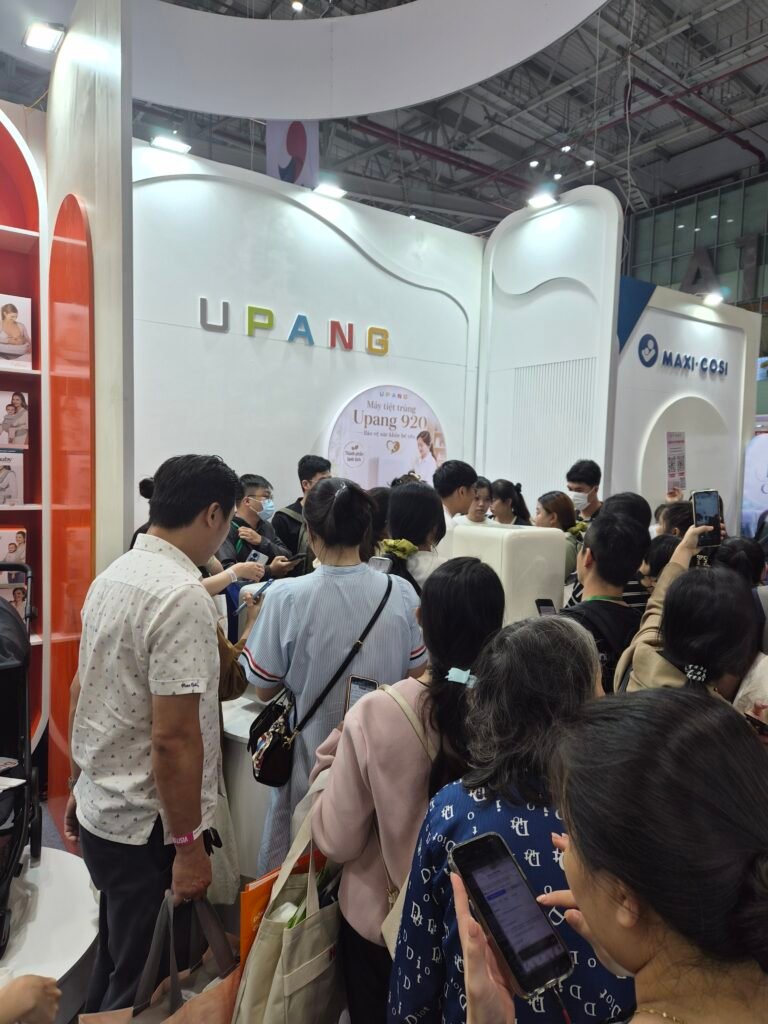 Gian hàng có quà tặng đông khách tại Vietbaby Fair 2026