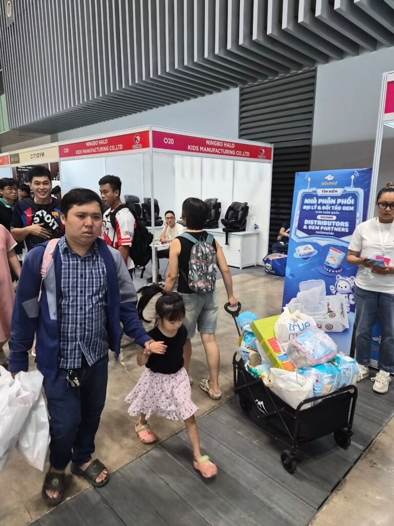 Khách mang vali đựng quà tặng tại Vietbaby Fair