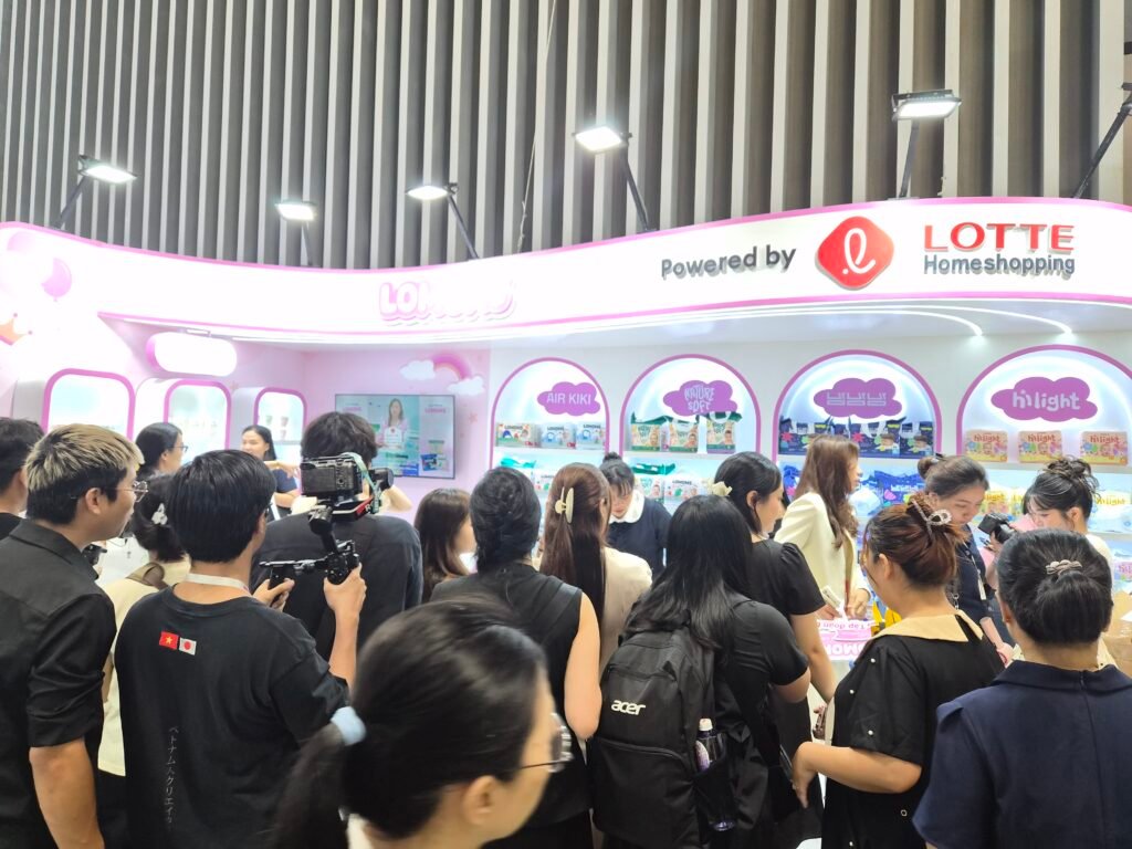 Gian hàng đông khách tại hội chợ mẹ và bé VIET BABY FAIR 2026