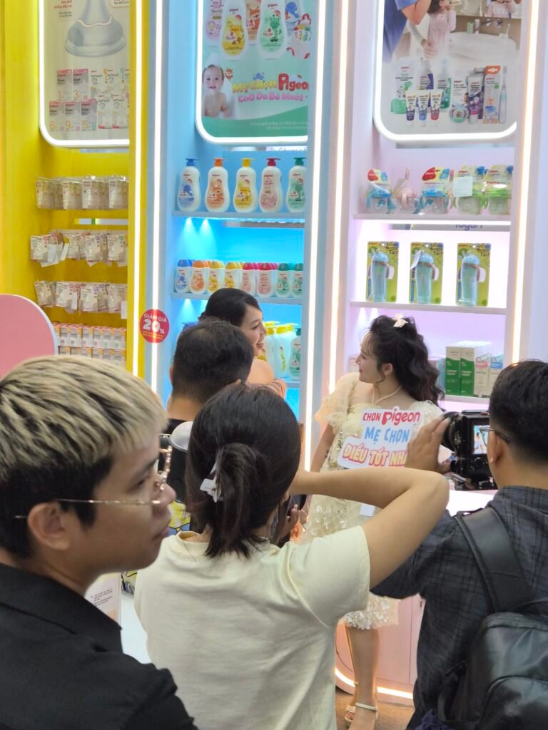 Không khí mua sắm tại hội chợ mẹ và bé VIET BABY FAIR