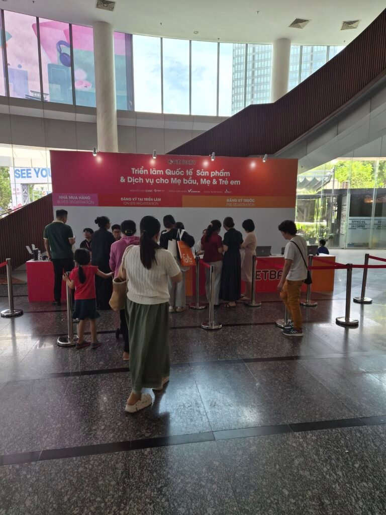 Hàng chờ vào cổng VIET BABY FAIR 2026 buổi trưa