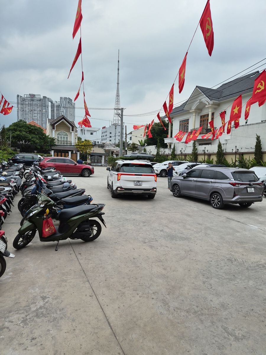 Bãi đỗ xe rộng rãi ngay trước cổng