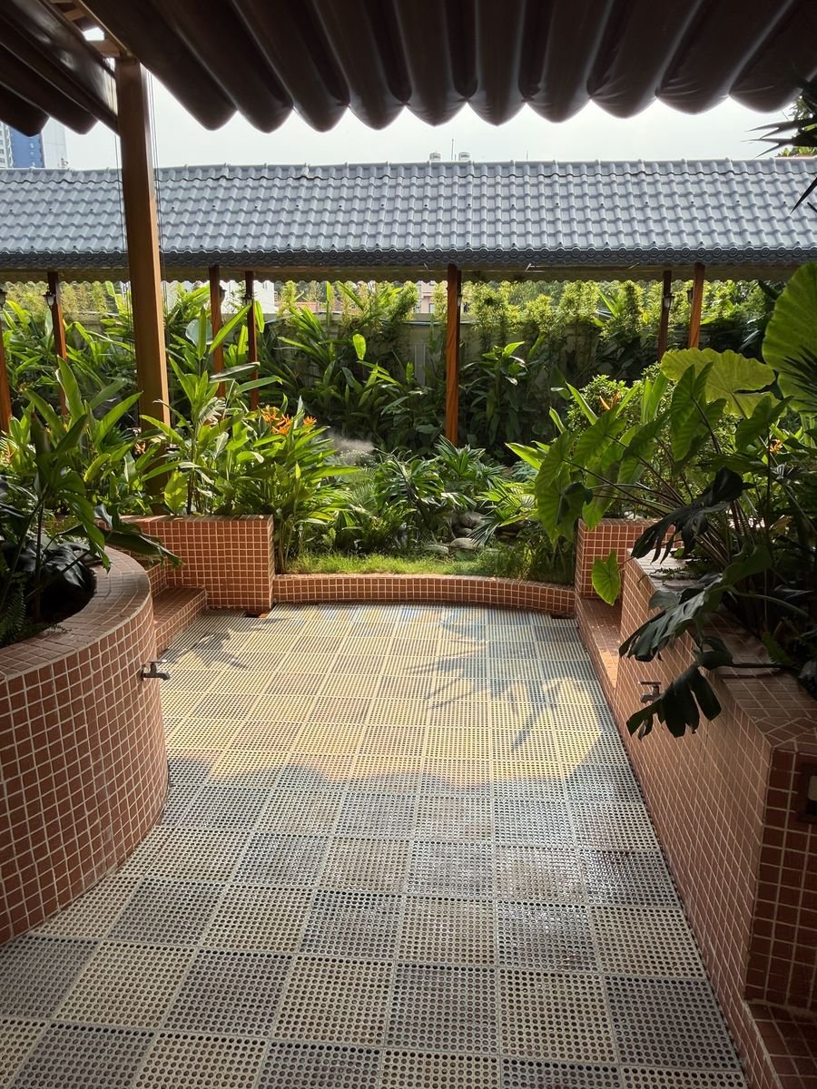 Hồ onsen ngoài trời giữa vườn cây tại Carezone Bình Dương