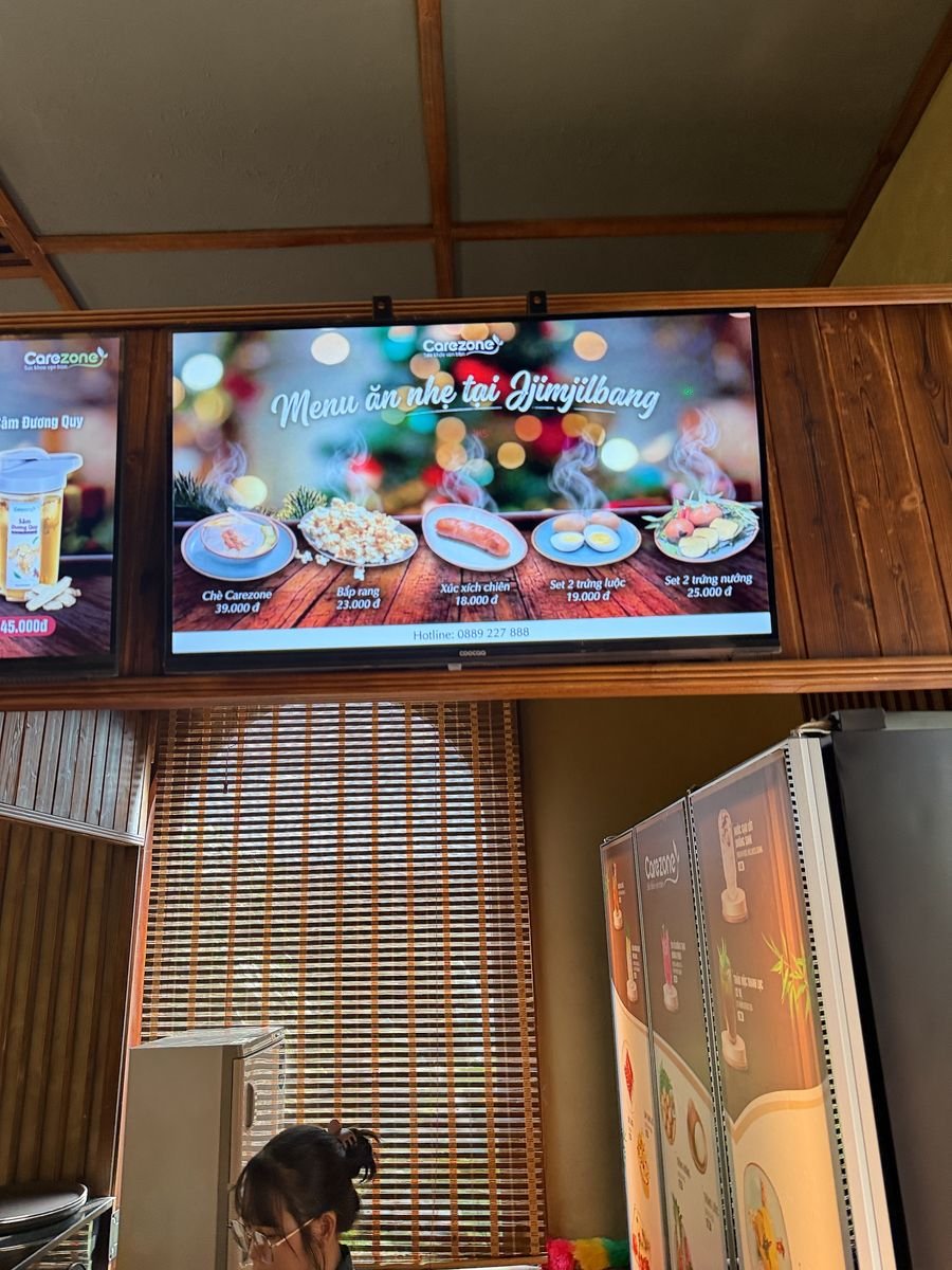 Màn hình menu dịch vụ và đồ ăn ở khu lễ tân