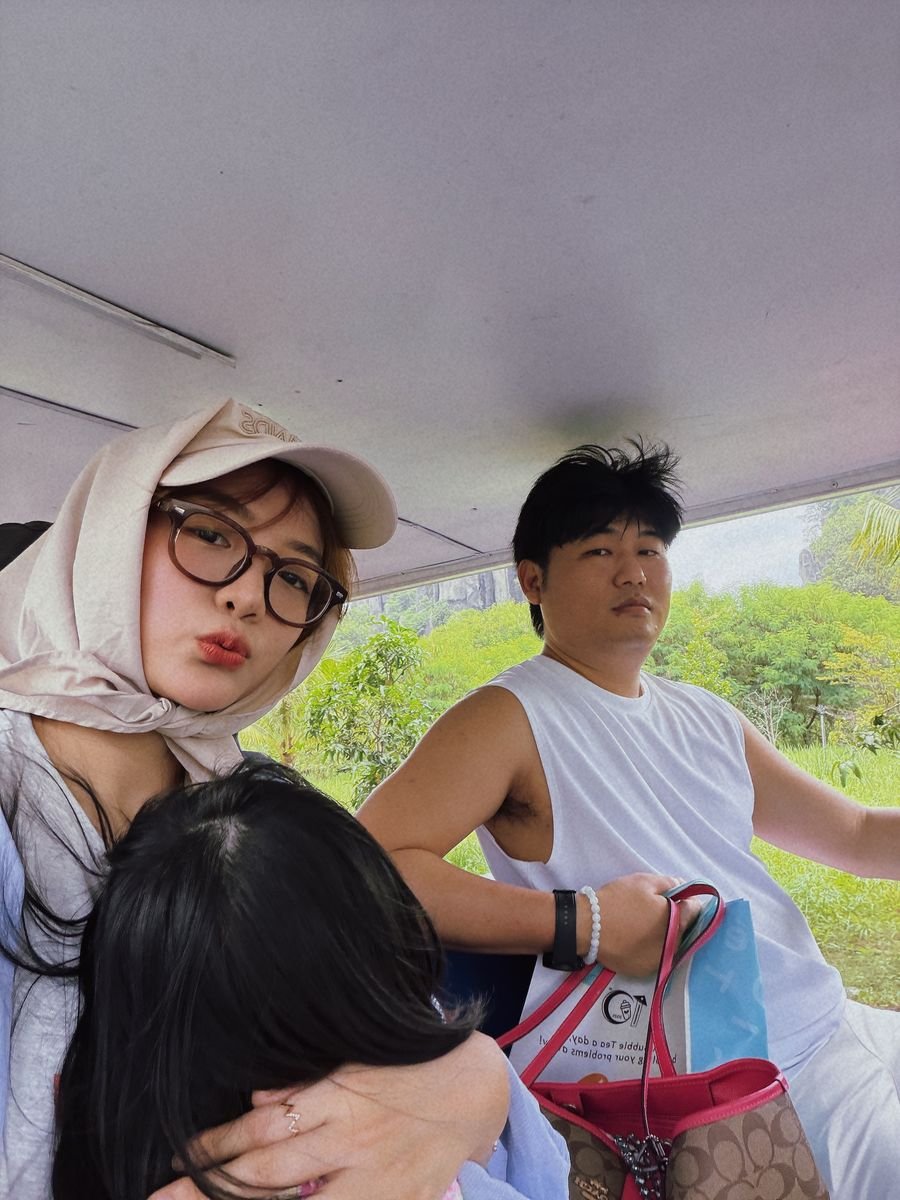 Gia đình đi xe điện tham quan Đại Nam Bình Dương