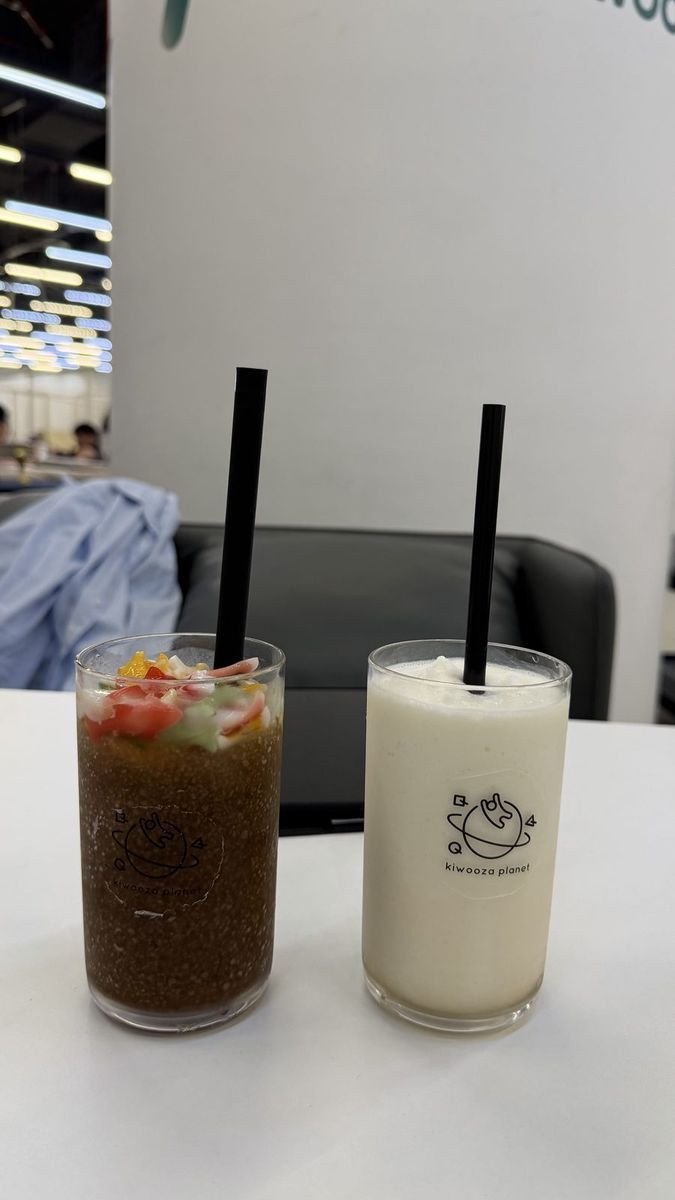 Cola slush và sinh tố dừa tại quán cà phê Kiwooza Planet