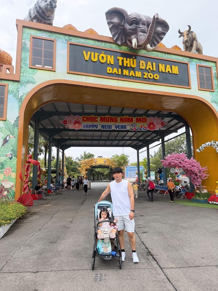 Cổng vào vườn thú Đại Nam Bình Dương với xe đẩy em bé