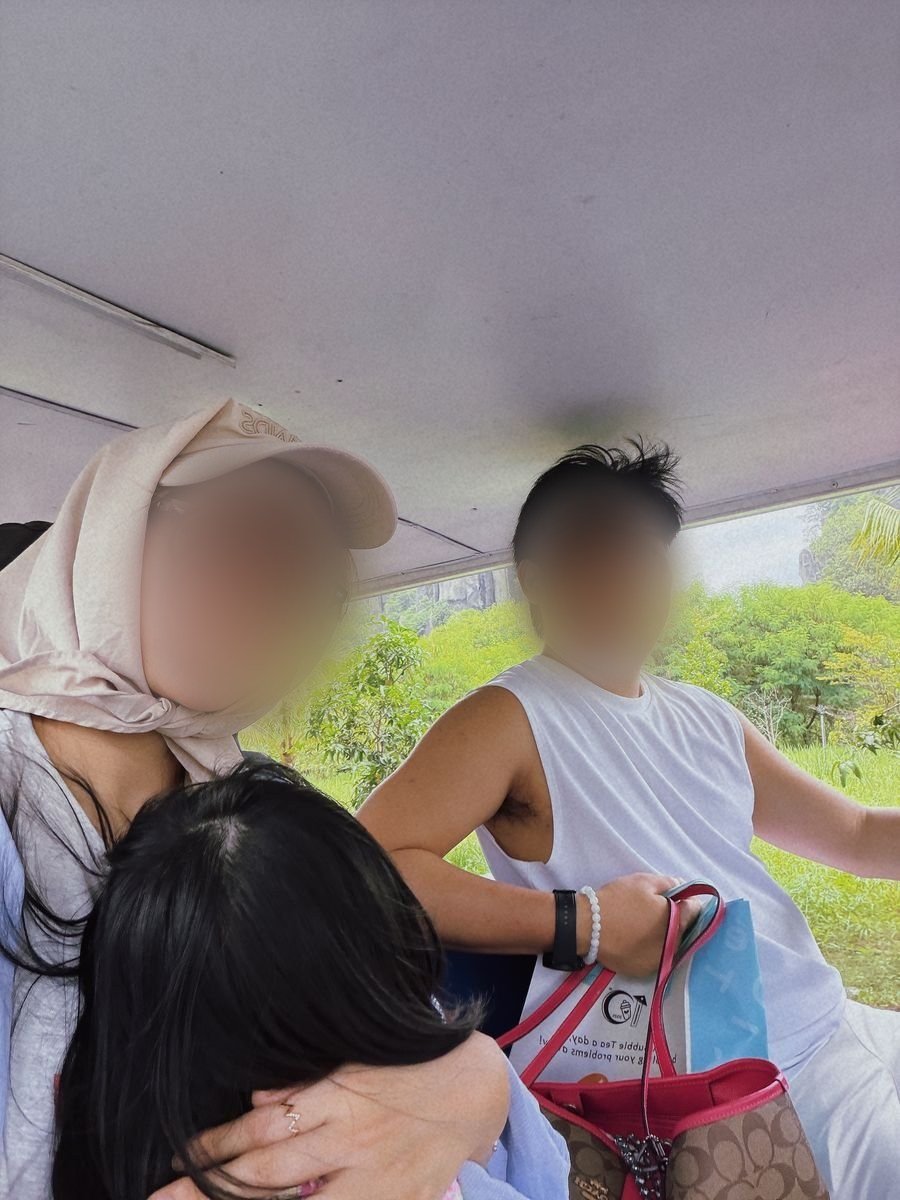 Gia đình đi xe điện tham quan Đại Nam Bình Dương